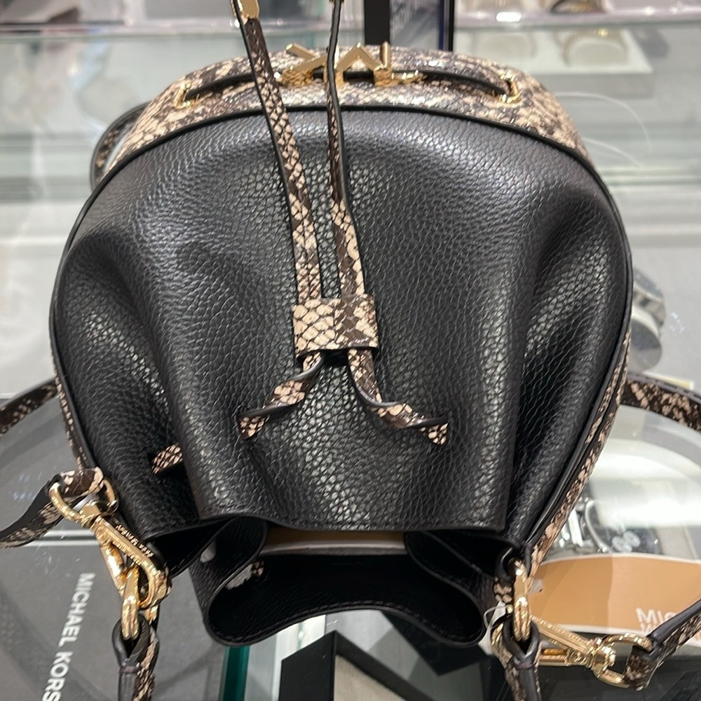 MICHAEL KORS
Reed Md Pebbled Leather Belted Bucket Messenger Satchel Crossbody - Picture 11 of 16